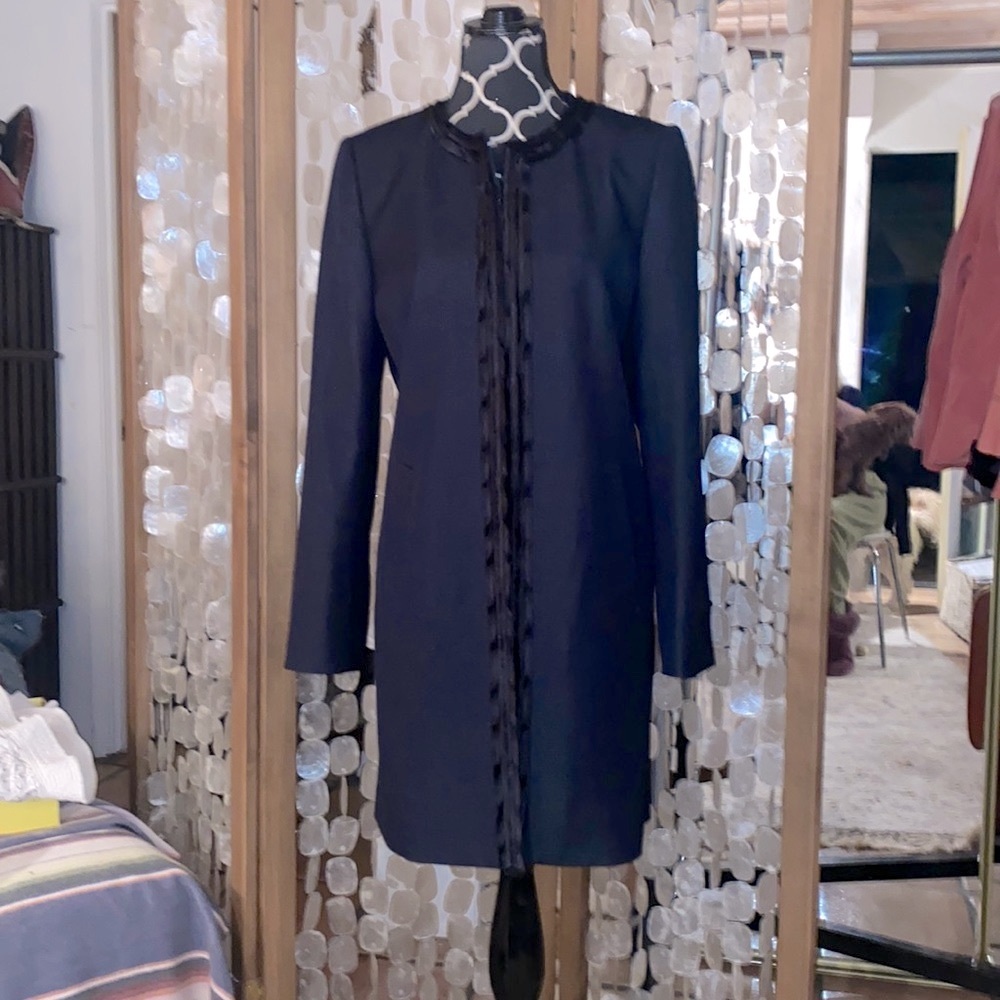 "SOLD". TAHARI Minimalist coat Size Medium Black